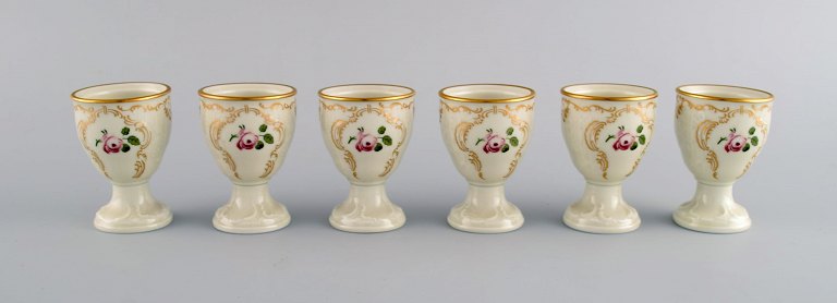 Seks Rosenthal Classic Rose æggebægre i håndmalet porcelæn med blomster og gulddekoration. Midt 1900-tallet.  