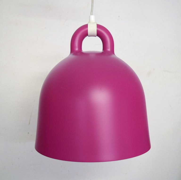 Andreas Lund og Jacob Rudbeck for Normann Copenhagen. Bell pendel i lilla/pink lakeret aluminium. Fremstillet i begrænset oplag i denne farve. 2000-tallet. Fem stk på lager.