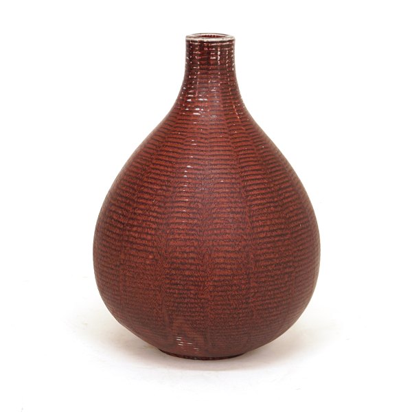 Axel Salto vase. Axel Salto, 1889-1961, for Royal Copenhagen, stentøjsvase i riflet horisontalt mønster. Signeret med tre bølger og indridset "SALTO". Modsvarer model 20734. H: 25,5cm