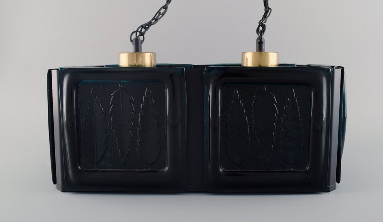 Svensk design. Loftlampe i sortlakeret metal og mundblæst kunstglas med blade i relief. 1960/70