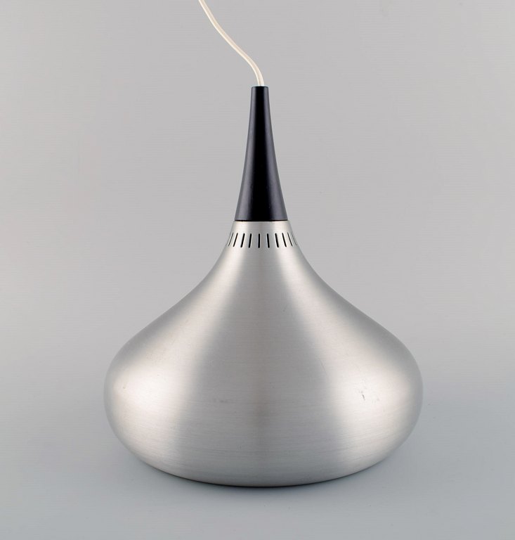 Jo Hammerborg for Fog & Mørup. Orient pendel af børstet aluminium med top i sortlakeret træ. 1970