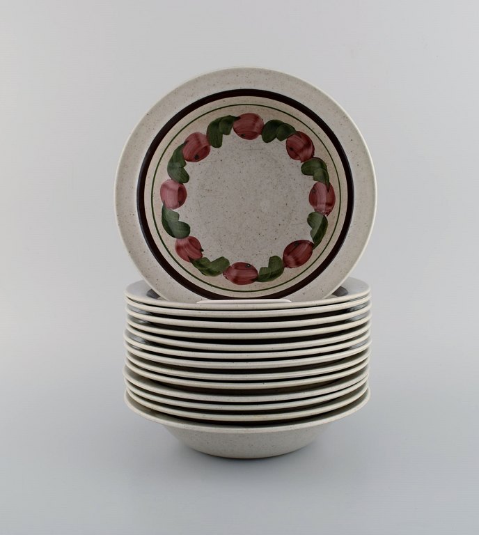 Jackie Lynd for Rörstrand. 14 Birgitta dybe tallerkener i håndmalet glaseret stentøj. 1970