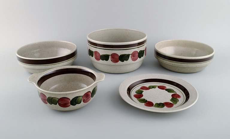 Jackie Lynd for Rörstrand. Fem dele Birgitta service i håndmalet glaseret stentøj. 1970