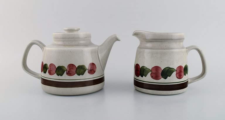 Jackie Lynd for Rörstrand. Birgitta teapot and milk jug in hand-painted glazed stoneware. 1970s.