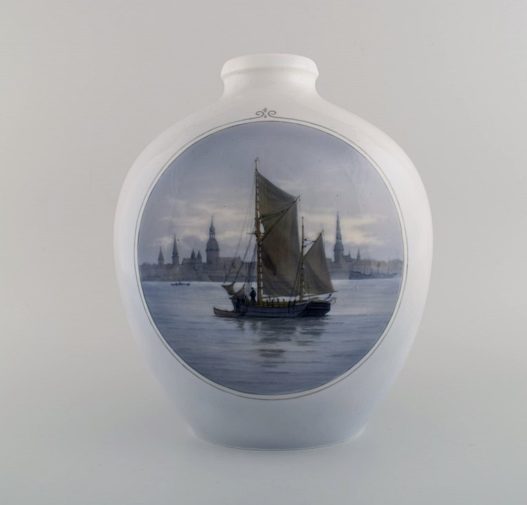 Stor Royal Copenhagen vase i håndmalet porcelæn. Motiv af sejlbåd i Københavns Havn. 1920