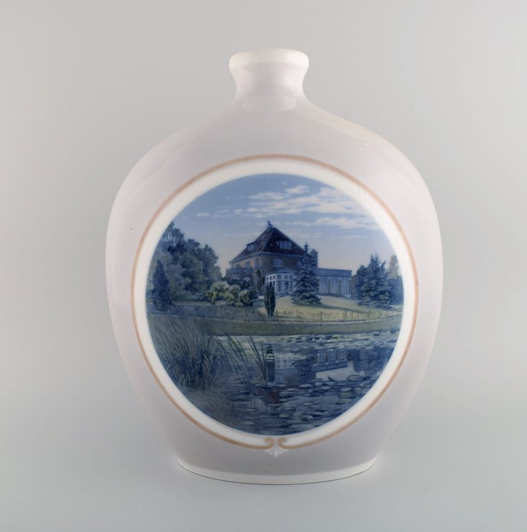 Arthur Boesen for Royal Copenhagen. Stor unika vase i håndmalet porcelæn med motiver af stor villa og fabrik. Dateret 1922.   