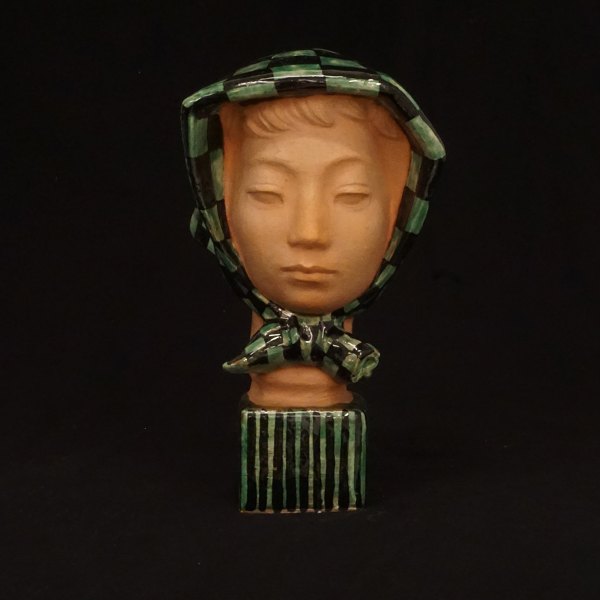Helge Christoffersen, 1925-65, keramik: Kvindehoved med tørklæde. Signeret. H: 31cm