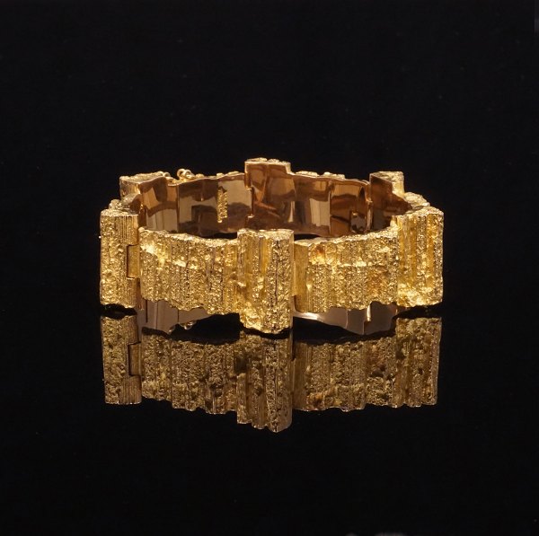 Lapponia armbånd i 14kt guld med kasselås og sikkerhedslås. L: 19cm. Bredde: 13-18mm. V: 53,5gr