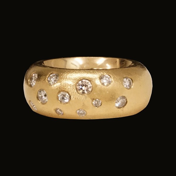Daugaard: Særdeles kraftig ring i 14kt guld prydet med 12 diamanter på i alt ca. 0,65ct. Fremstillet ca. år 2005. Ringstr. 53. V: 35,4gr