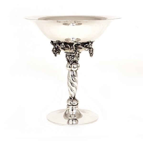 Georg Jensen drueopsats. Georg Jensen: Drueopsats i let hammerslået sterlingsølv med snoet stamme.Formgivet af Georg Jensen 1918. Udført i perioden 1925-32#264. Stemplet Georg Jensen.H: 27cm. V: 1.152gr