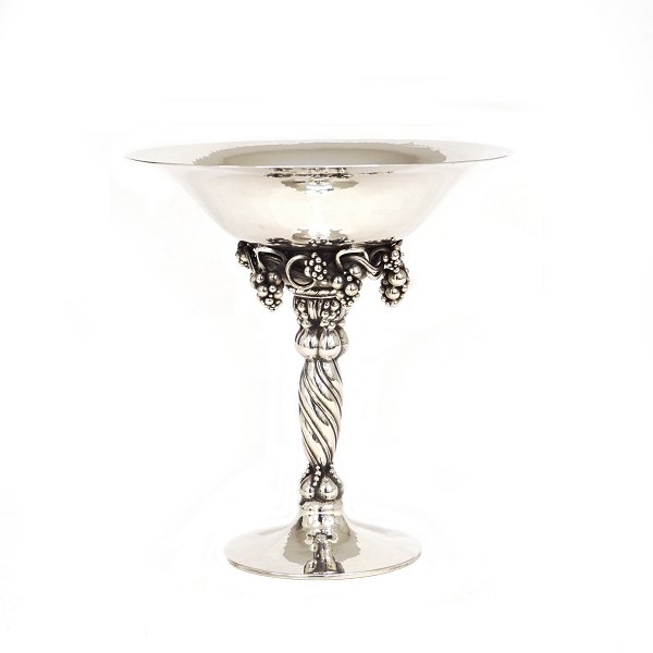 A Georg Jensen sterlingsilver grape tazza from the period 1925-32. #263B. H: 19cm. W: 520gr