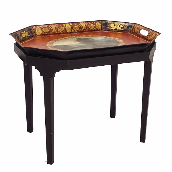 Originaldekoreret bakke på nyere understel med lysudtræk. Fremstillet ca. år 1840. H: 64cm. Bakke: 78x54cm