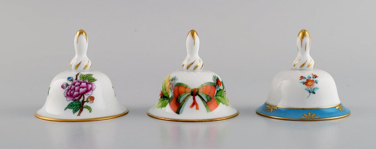 Tre Herend bordklokker i håndmalet porcelæn med blomster og gulddekoration. 1980