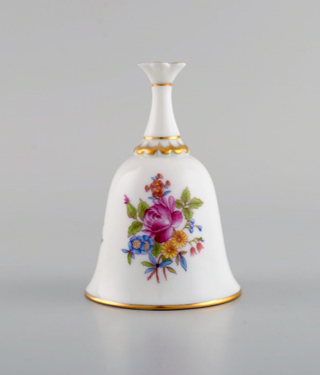 Herend bordklokke i håndmalet porcelæn med blomster og gulddekoration. 1980