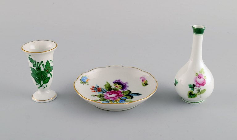 Two Herend vases and a small dish / bowl in hand-painted porcelain. 1980s.