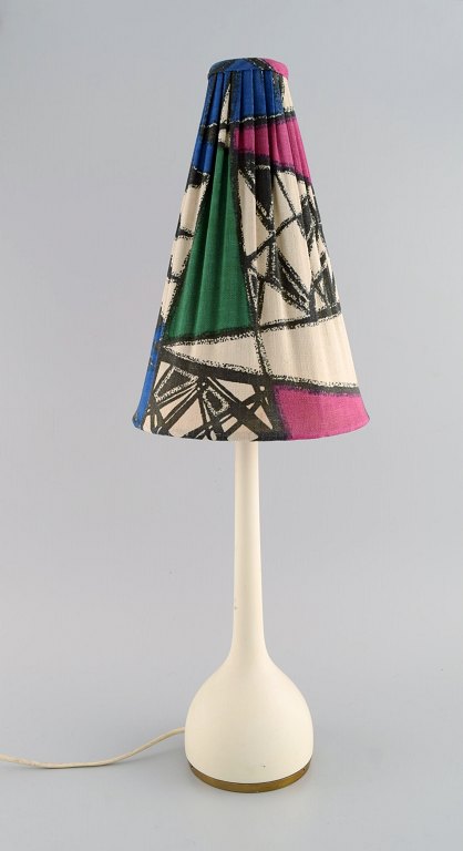 HANS-AGNE JAKOBSSON for A/B MARKARYD. Bordlampe med farverig skærm i stof af Josef Frank. 1960