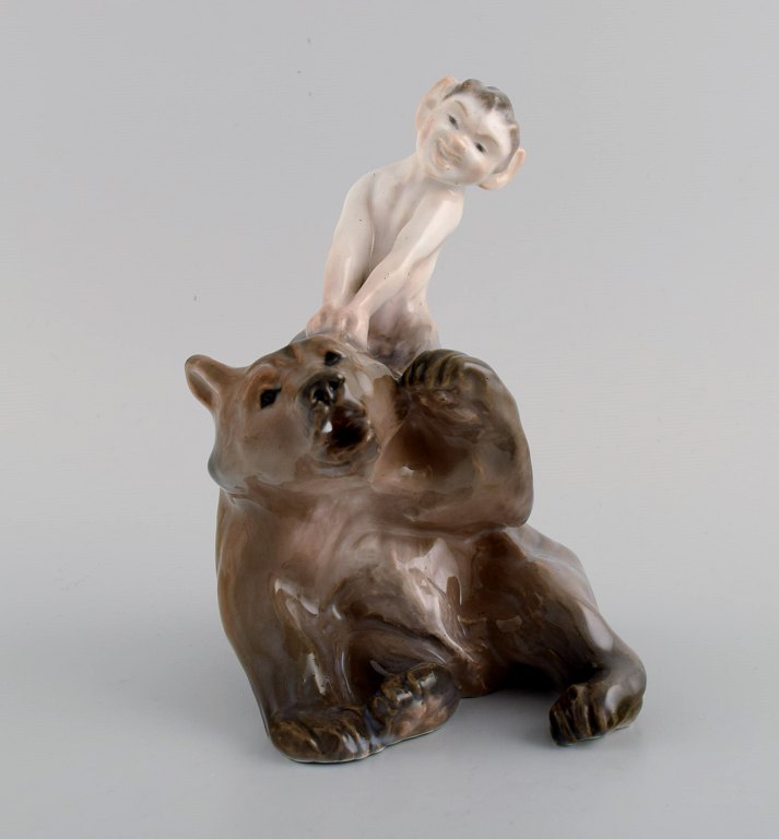 Royal Copenhagen porcelænsfigur. Faun trækker bjørn i øret. Modelnummer 1804. 1920