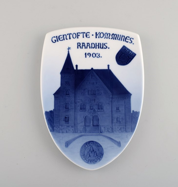 Antik Royal Copenhagen jubilæums- / erindringsplatte i porcelæn. Gentofte Rådhus. Dateret 1903.