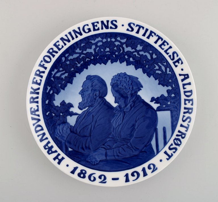 Sjælden Royal Copenhagen jubilæums- / erindringsplatte i porcelæn. Dateret 1912.