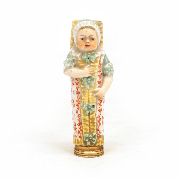 Royal Copenhagen: Nålehus i porcelæn i form af svøbelsesbarn. Fremstillet omkring år 1800. L: 9cm