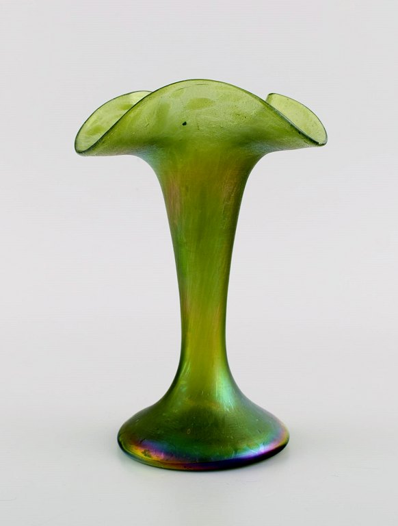 Pallme-König art nouveau vase in green mouth-blown art glass. Approx. 1900.