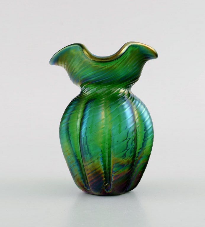 Pallme-König art nouveau vase i grønt mundblæst kunstglas. Ca. 1900.