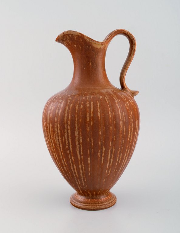 Gunnar Nylund for Rörstrand. Stor vase med hank i glaseret stentøj. Smuk glasur i lyse brune nuancer. 1960