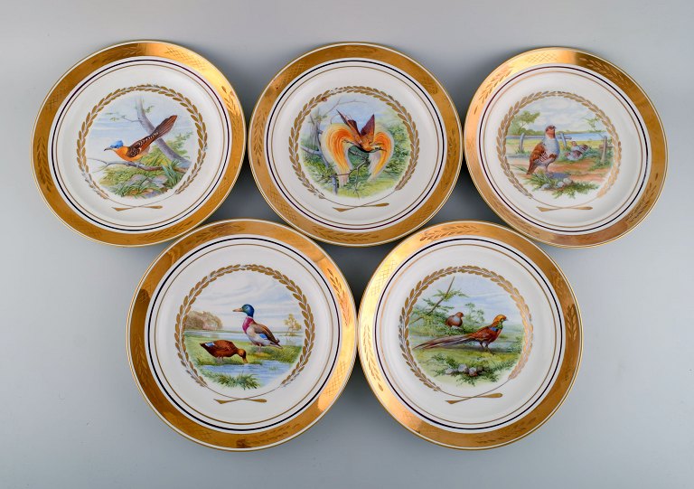 Royal Copenhagen. Set of five large dinner / decoration plates with hand painted bird motifs. Dated 1959.