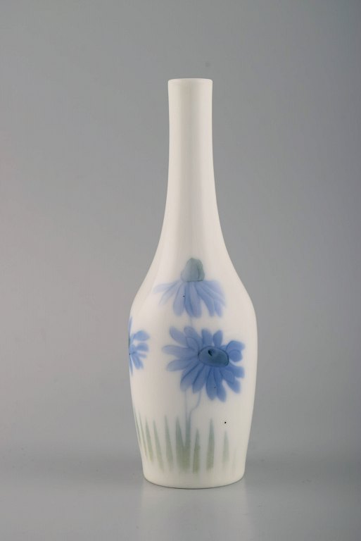 Antique Royal Copenhagen art nouveau vase in porcelain with hand-painted dandelions. Late 19th century.
