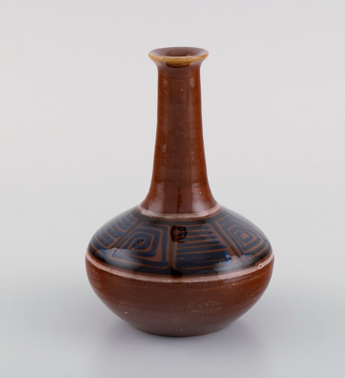 Kähler, HAK. Narrow neck vase in glazed ceramics. Geometric pattern on brown background. 1940s.