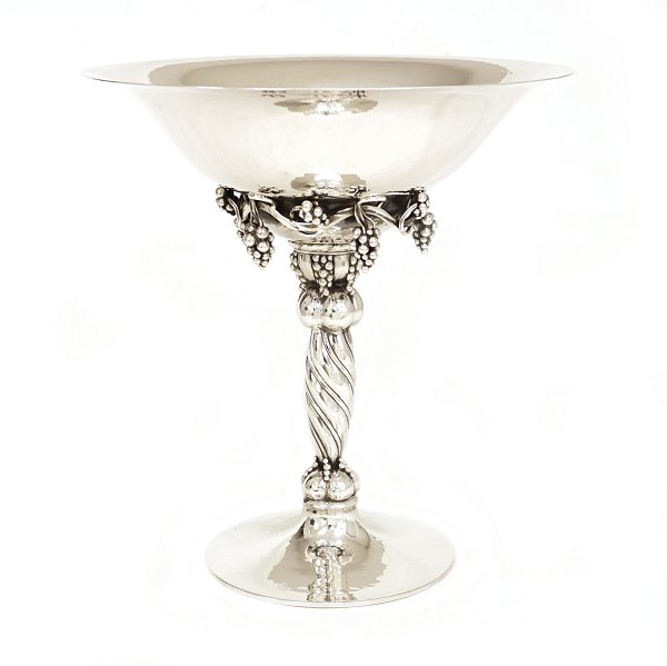 A Georg Jensen Art Noveau Sterlingsilver grape tazza. Made 1918-30. #264. H: 27cm. W: 1.125gr