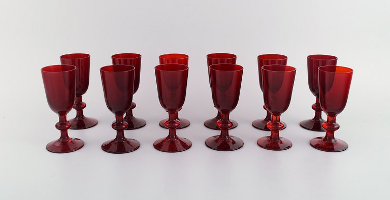 Monica Bratt for Reijmyre. Tolv hedvinsglas i rødt mundblæst kunstglas. 1950