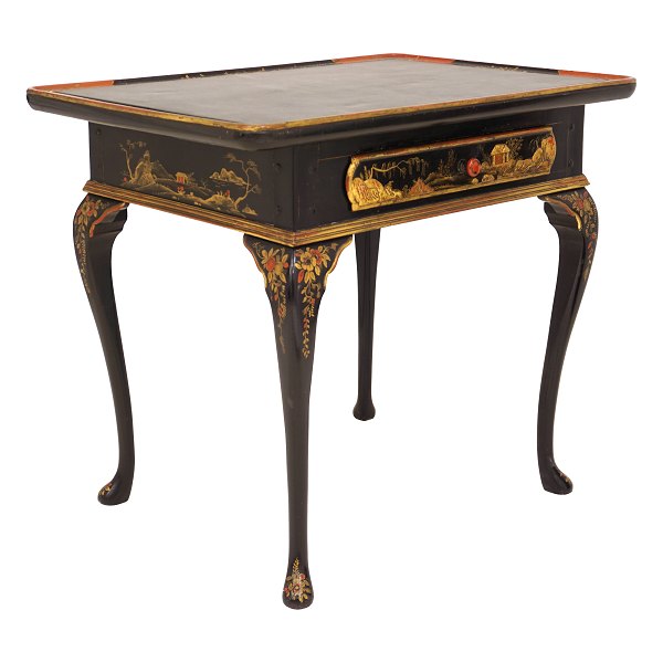 Sortlakeret rokokobord med forgyldte kineserier og senere skiferplade. Danmark ca. år 1760. H: 75cm. Plade: 87x61cm