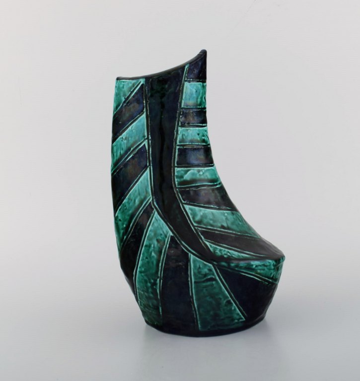 Europæisk studio keramiker. Unika vase i glaseret keramik. Smuk glasur i blå og grønne nuancer. Stribet design, 1960/70