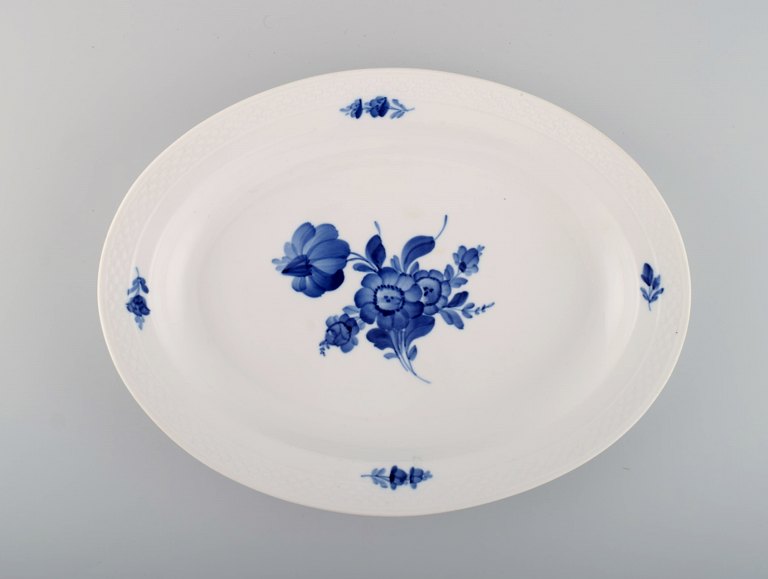 Royal Copenhagen Blå Blomst Flettet serveringsfad. Modelnummer 10/8016. Dateret 1958.