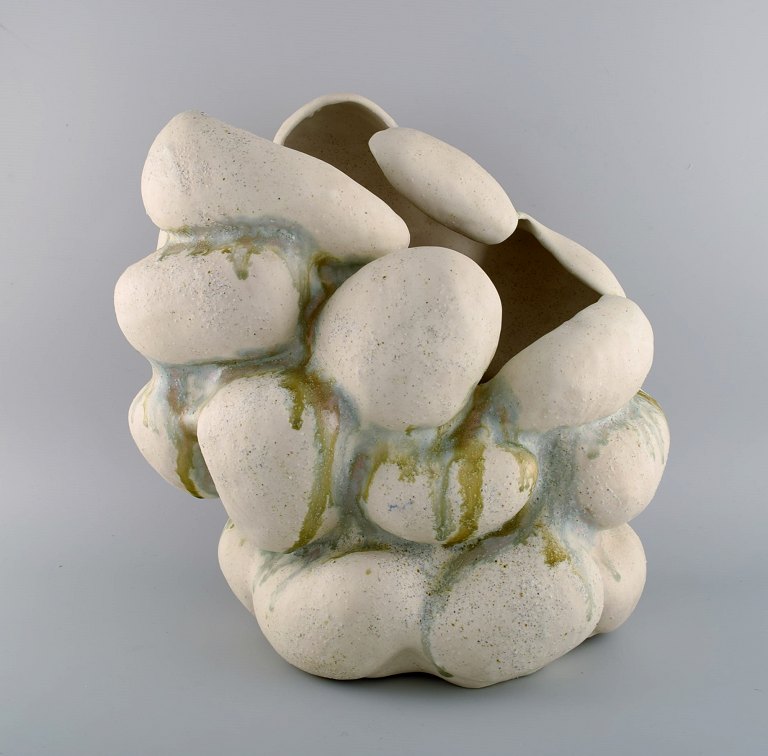 Christina Muff, dansk samtidskeramiker (f. 1971). Monumental skulpturel vase af stenstøjsler. Denne skulptur er glaseret med cremehvid glasur tilføjet mineraler fra Danmark.