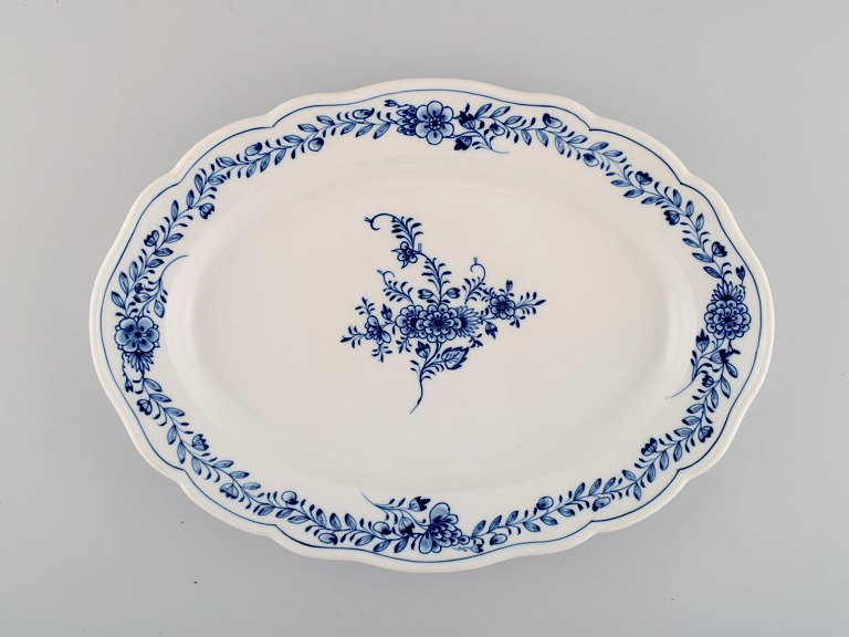 Oval Meissen Neuer Ausschnitt serving dish in hand-painted porcelain with floral decoration. Approx. 1900.