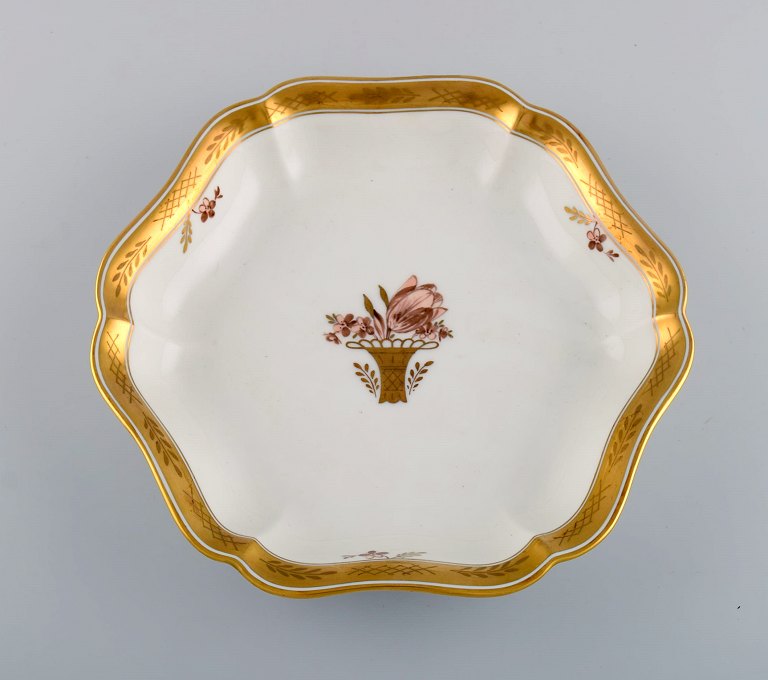 Royal Copenhagen Guldkurv fad i porcelæn med blomster og gulddekoration. Dateret 1969-1974.