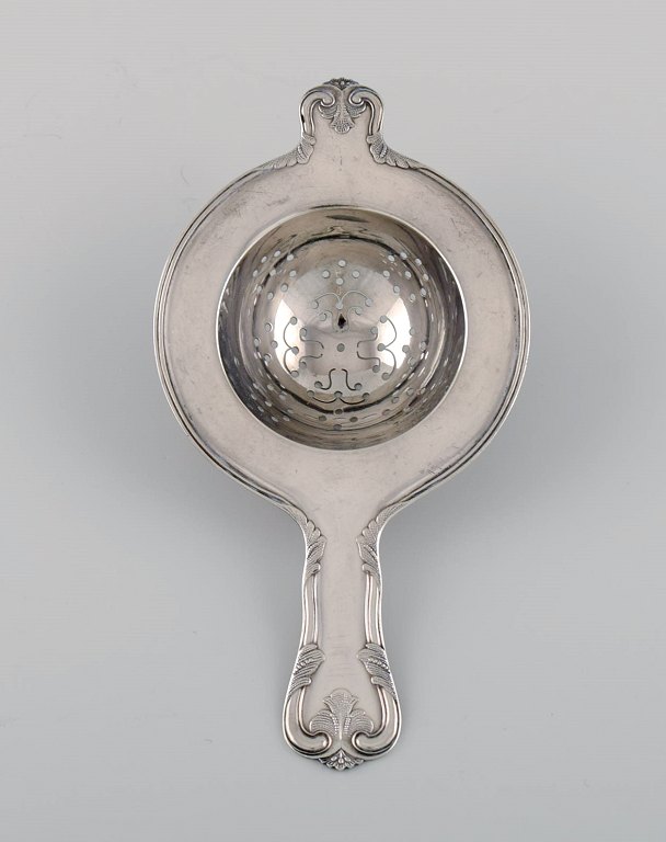 Cohr tea strainer in silver (830). Mid-20th century.