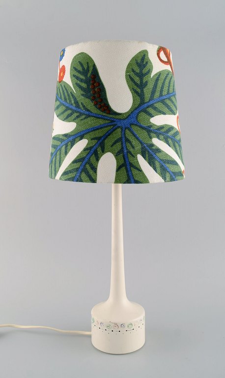HANS-AGNE JAKOBSSON for A / B MARKARYD. Table lamp with colorful shade in fabric by Josef Frank. Mid 20th century.