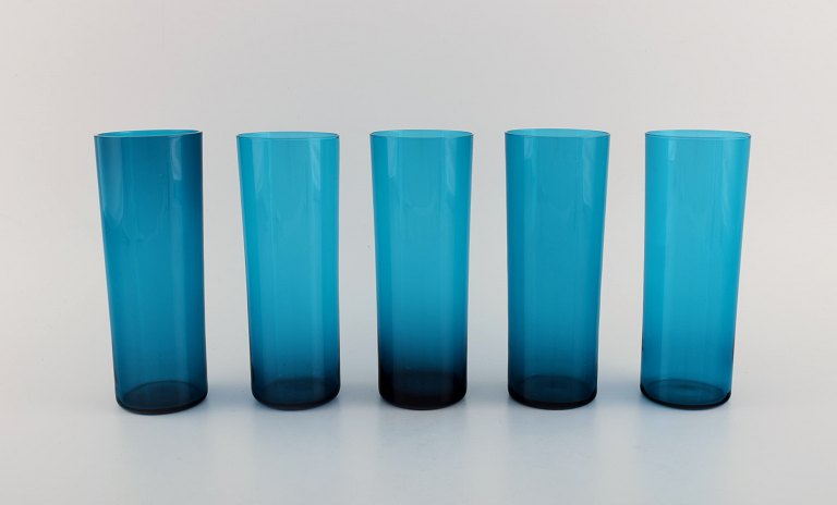 Nanny Still for Riihimäen Lasi. Fem drikkeglas i blåt mundblæst kunstglas. Finsk design, 1960/70
