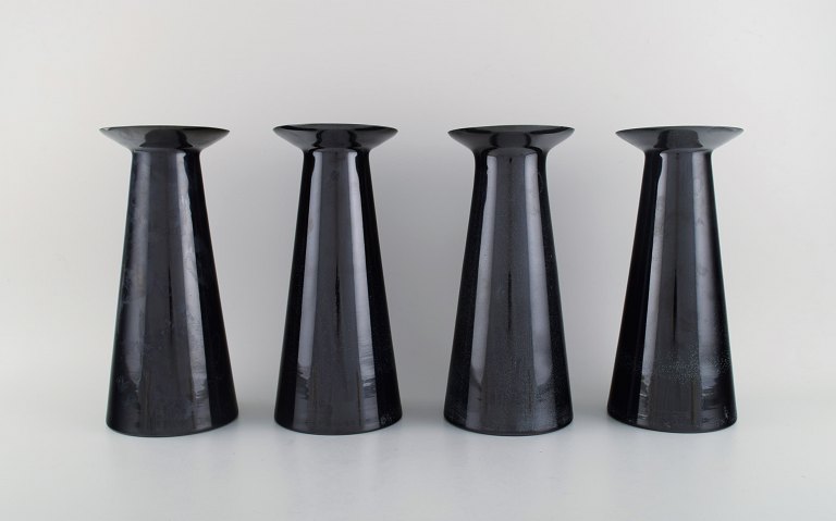 Stölzle-Oberglas, Østrig. Fire Beatrice og Nora vaser i sort kunstglas. Hvide indvendige. 1980´erne.