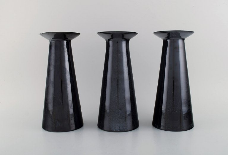 Stölzle-Oberglas, Østrig. Tre Beatrice og Nora vaser i sort kunstglas. Hvide indvendige. 1980´erne.