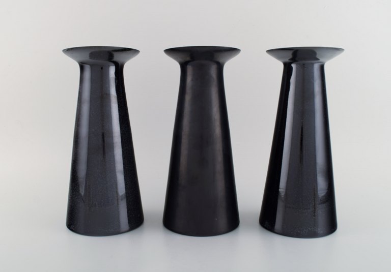 Stölzle-Oberglas, Østrig. Tre Beatrice og Nora vaser i sort kunstglas. Hvide indvendige. 1980´erne.