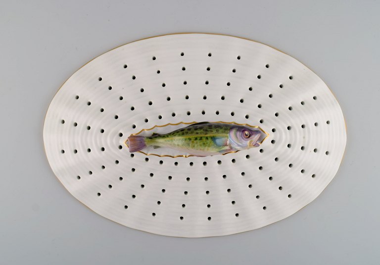 Large Royal Copenhagen Fauna Danica fish grate in hand-painted porcelain with fish and gold decoration. Model number 19/3522. Dated 1958.