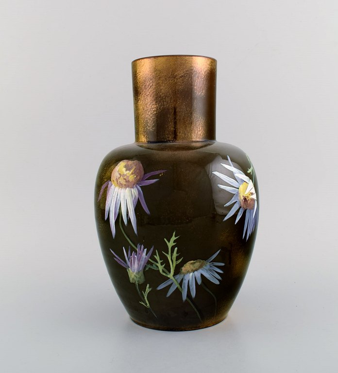 Clément Massier for Golfe Juan. Antik vase i glaseret keramik. Smuk lustreglasur med håndmalede blomster. Sent 1800-tallet.