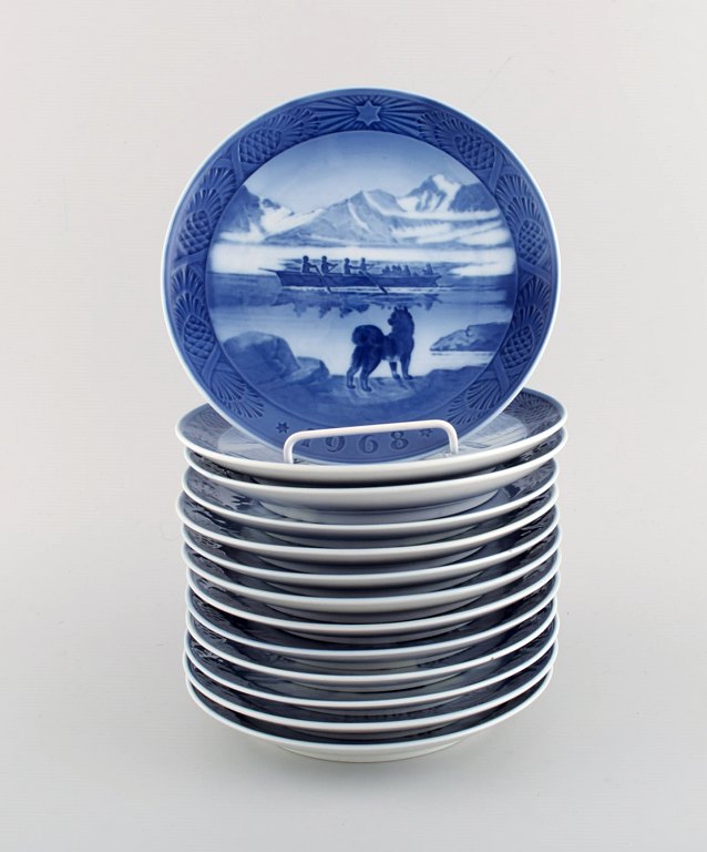 13 Royal Copenhagen Christmas plates from the 1960s / 70s / 80s.