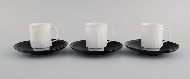 Tapio Wirkkala for Rosenthal. Tre porcelaine noire mokkakopper med underkopper i sort / hvidt riflet porcelæn. 1980