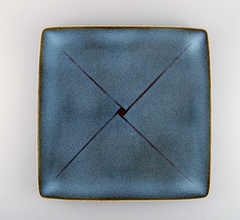 Inger Persson (f. 1936) for Rörstrand. Stort kvadratisk fad i glaseret keramik. Svensk design. Dateret 1989.