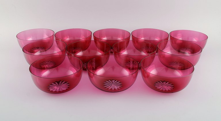 Sæt på tolv Holmegaard skåle i lyserødt kunstglas. Dansk design, midt 1900-tallet.